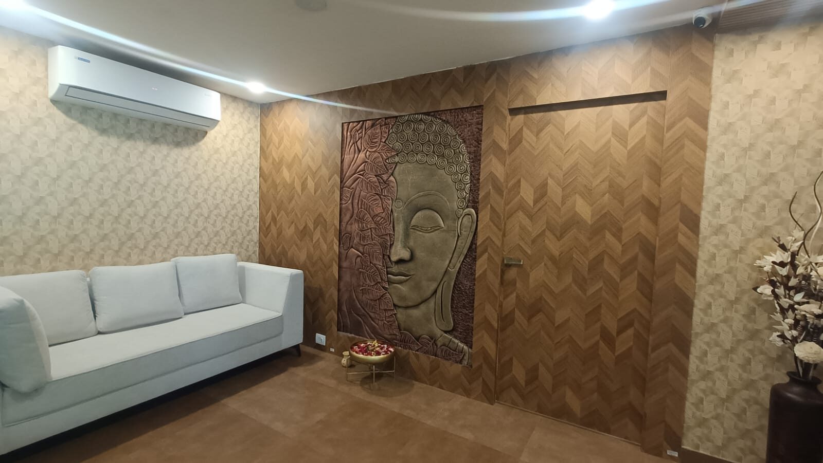 Moha Spa lounge with teak slat wall in Kokapet